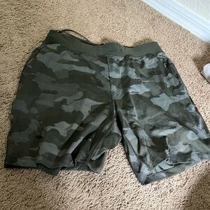 Lulu Men’s size L, linerless License to train 7”